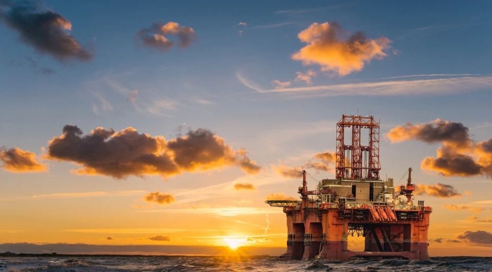 Plataforma offshore ao entardecer